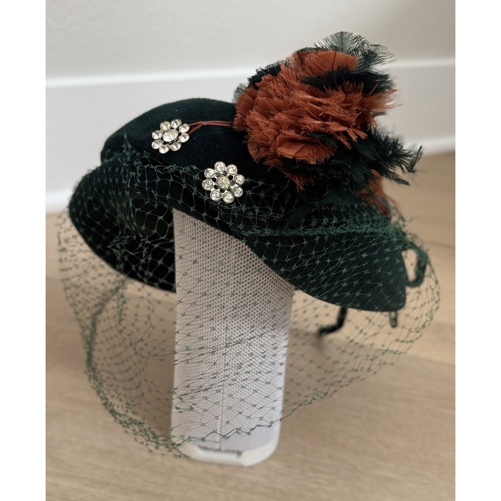 Vintage 1940s La Derniere Creation Francaise Velvet Emerald Tilt Hat Feather